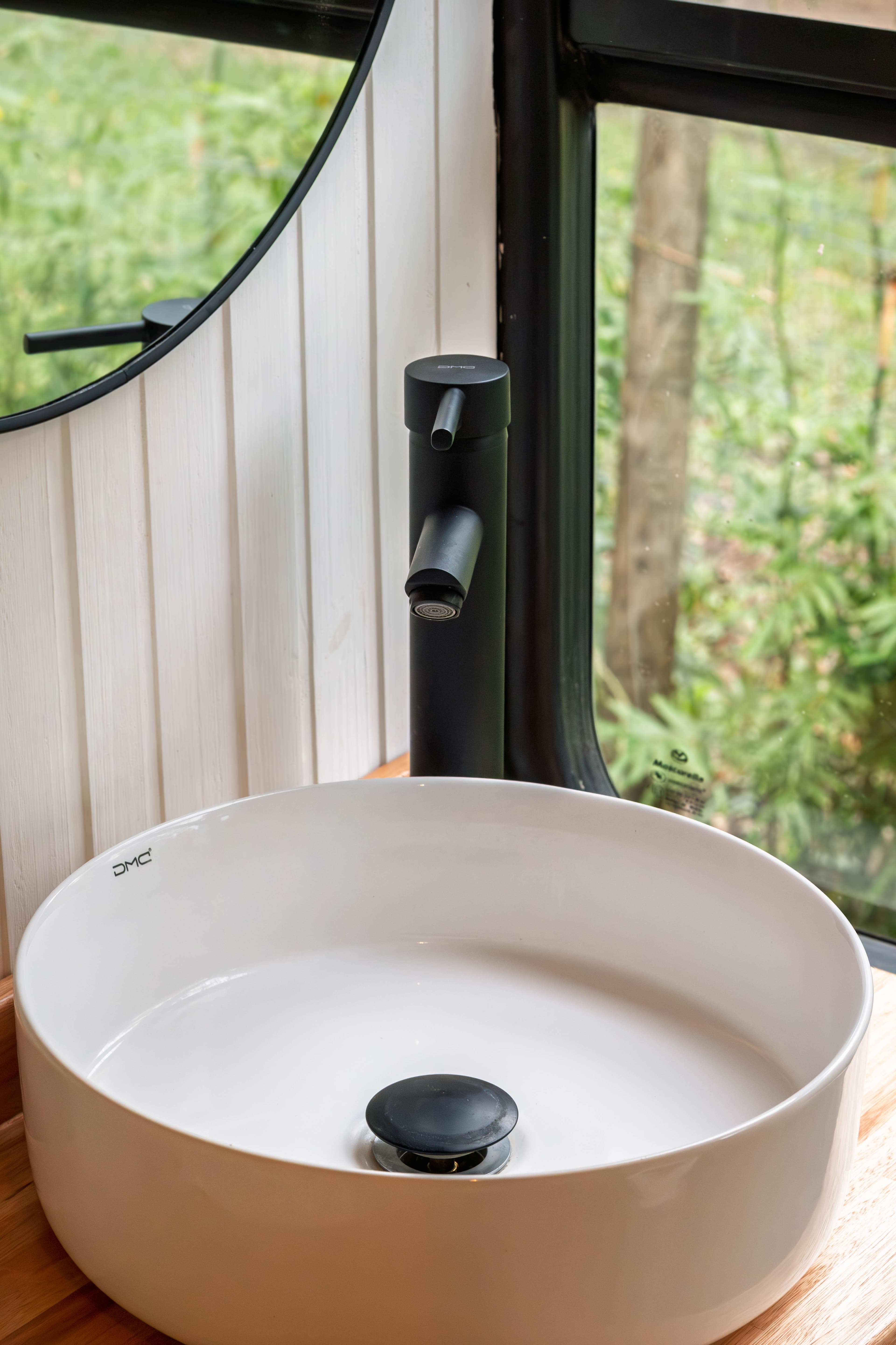 Baño de BondiHouse con detalles de madera y luz natural
