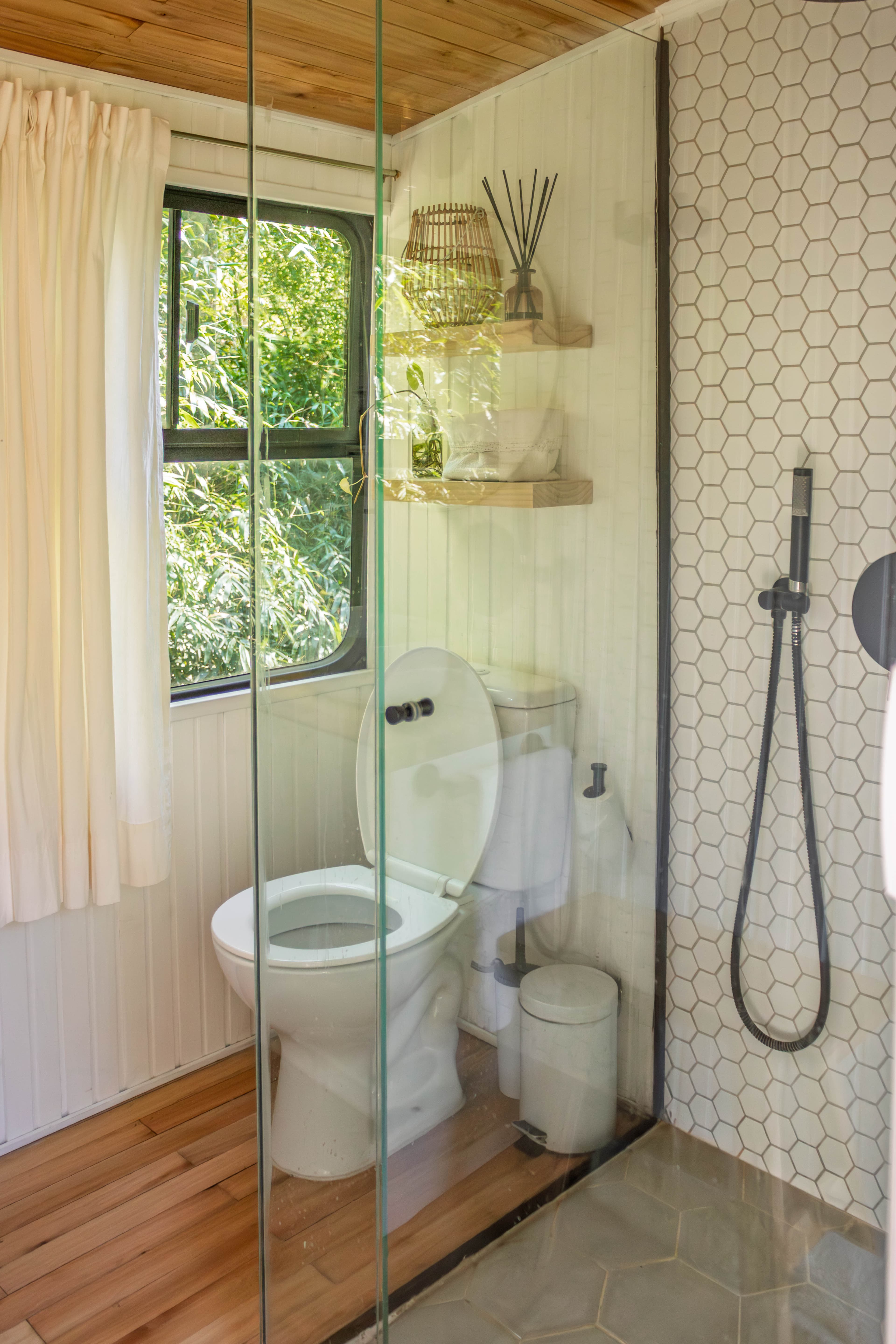 Baño artesanal de BondiHouse con detalles naturales en Maldonado, Uruguay