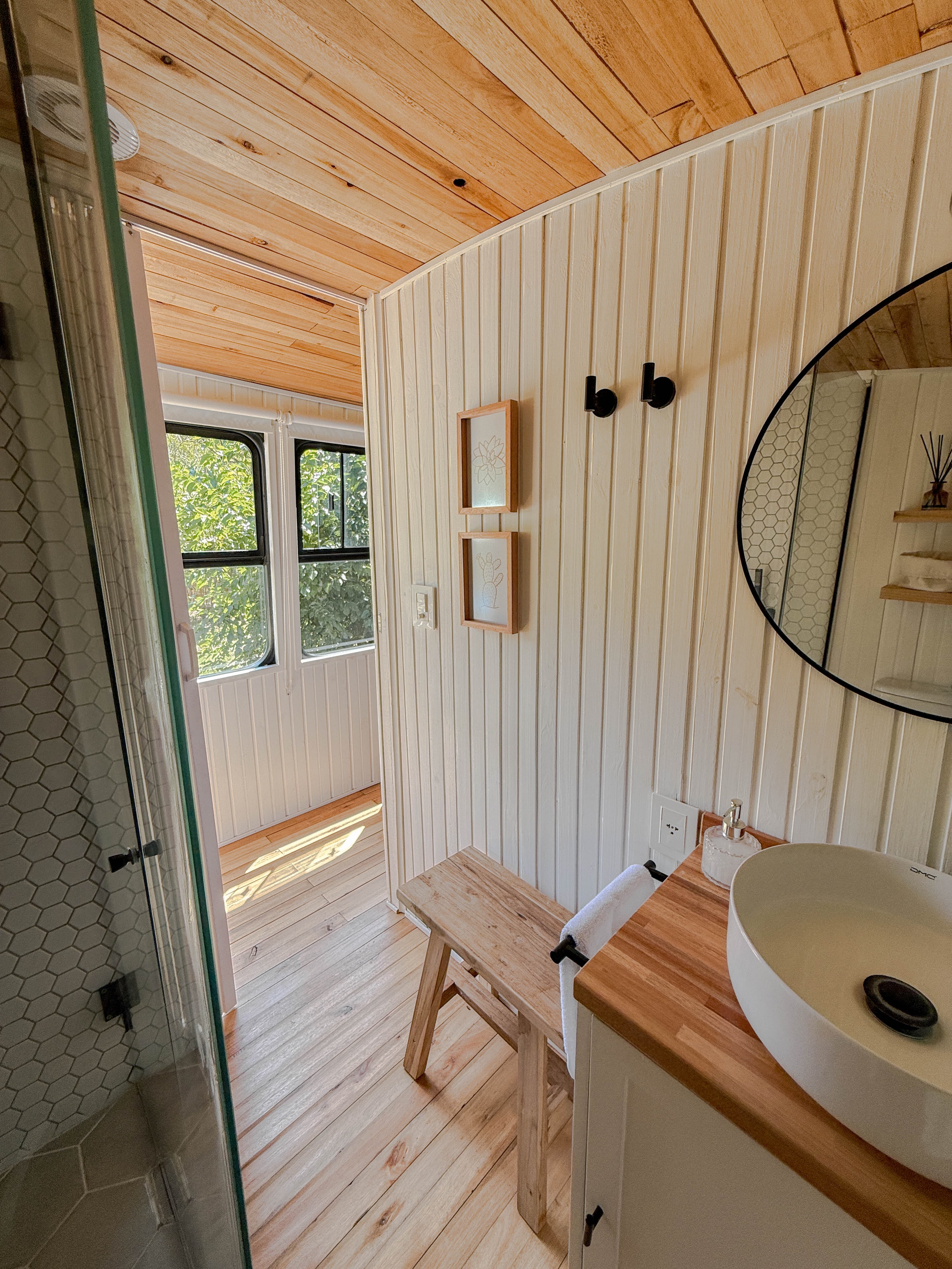 Rincón del baño de BondiHouse con textiles naturales y madera artesanal