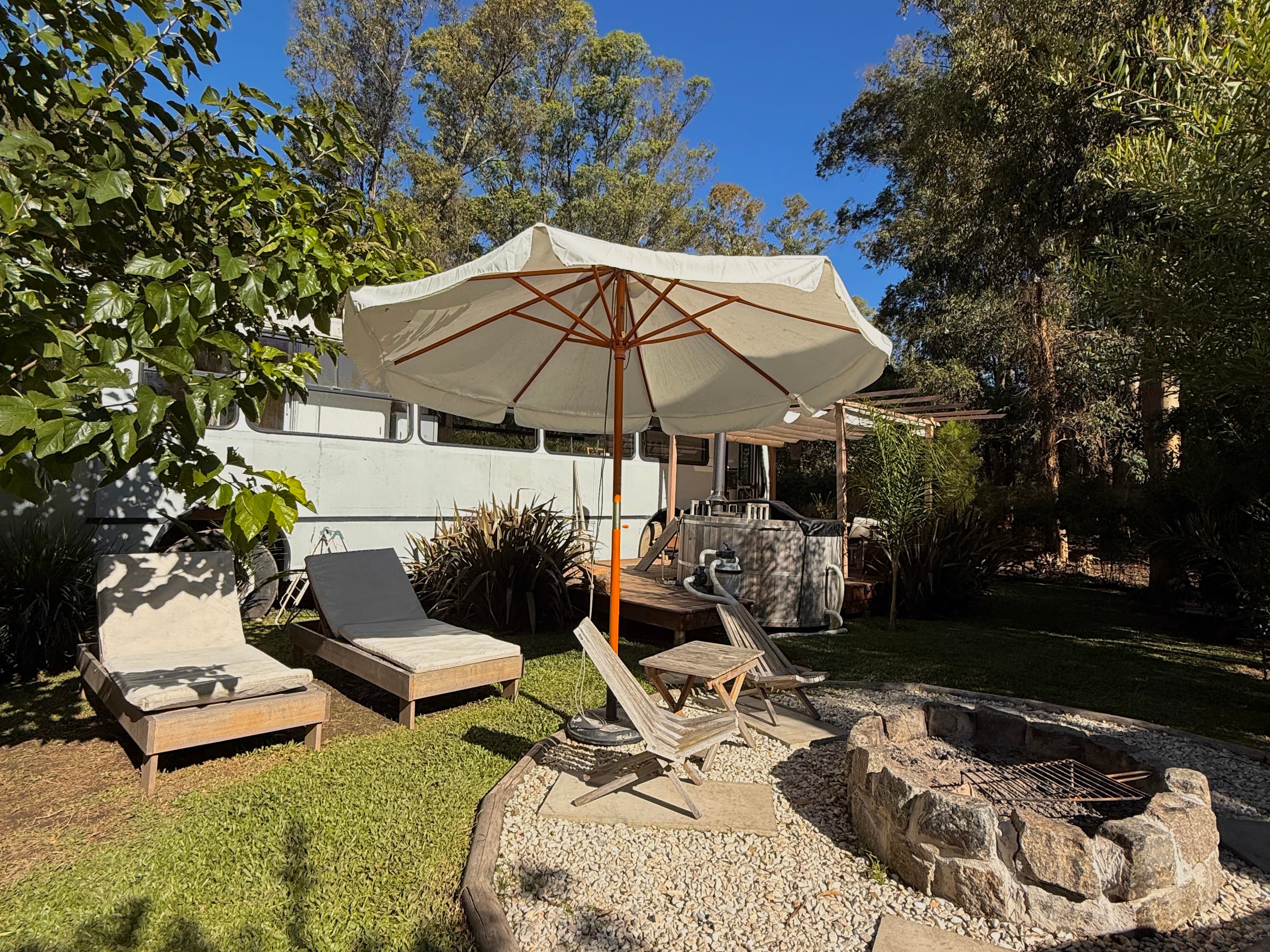 Pérgola y deck artesanal de madera en el exterior de BondiHouse