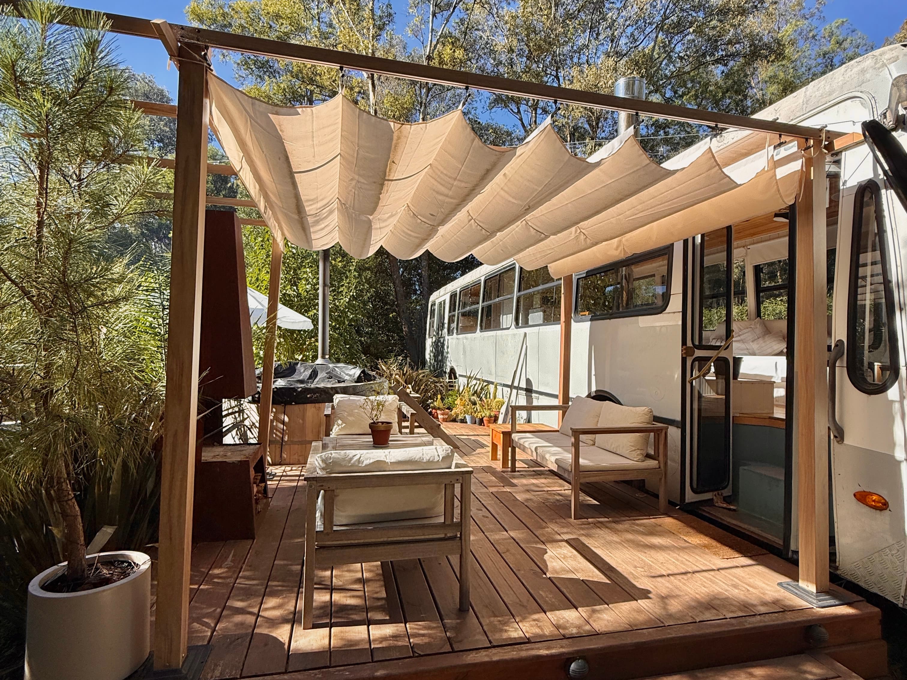 Estufa exterior y espacio al aire libre en BondiHouse, Sauce de Portezuelo