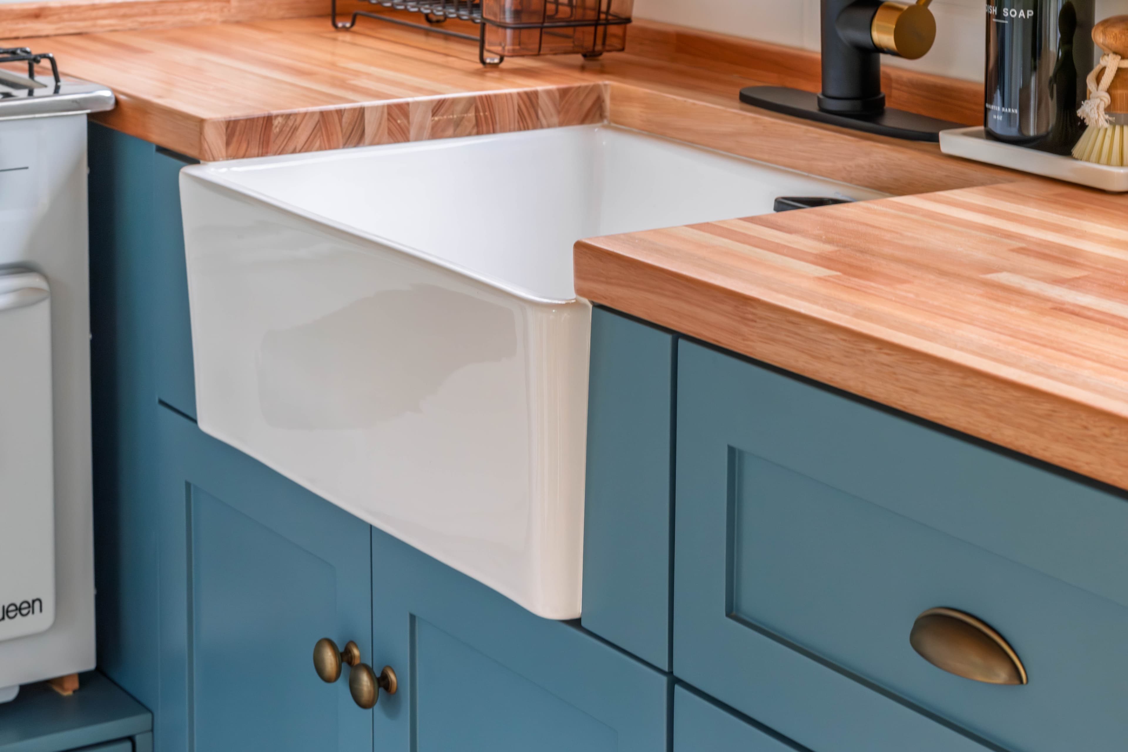 Muebles artesanales azules de la cocina del BondiHouse en Maldonado