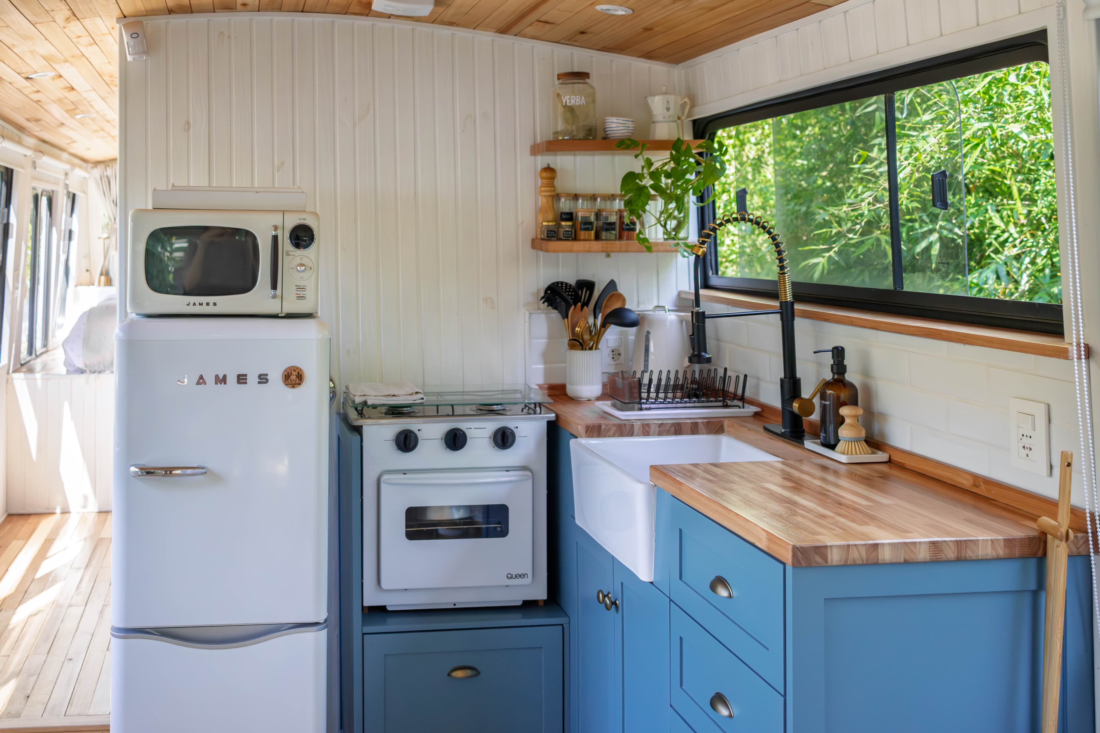 Cocina integrada al living en el interior del BondiHouse