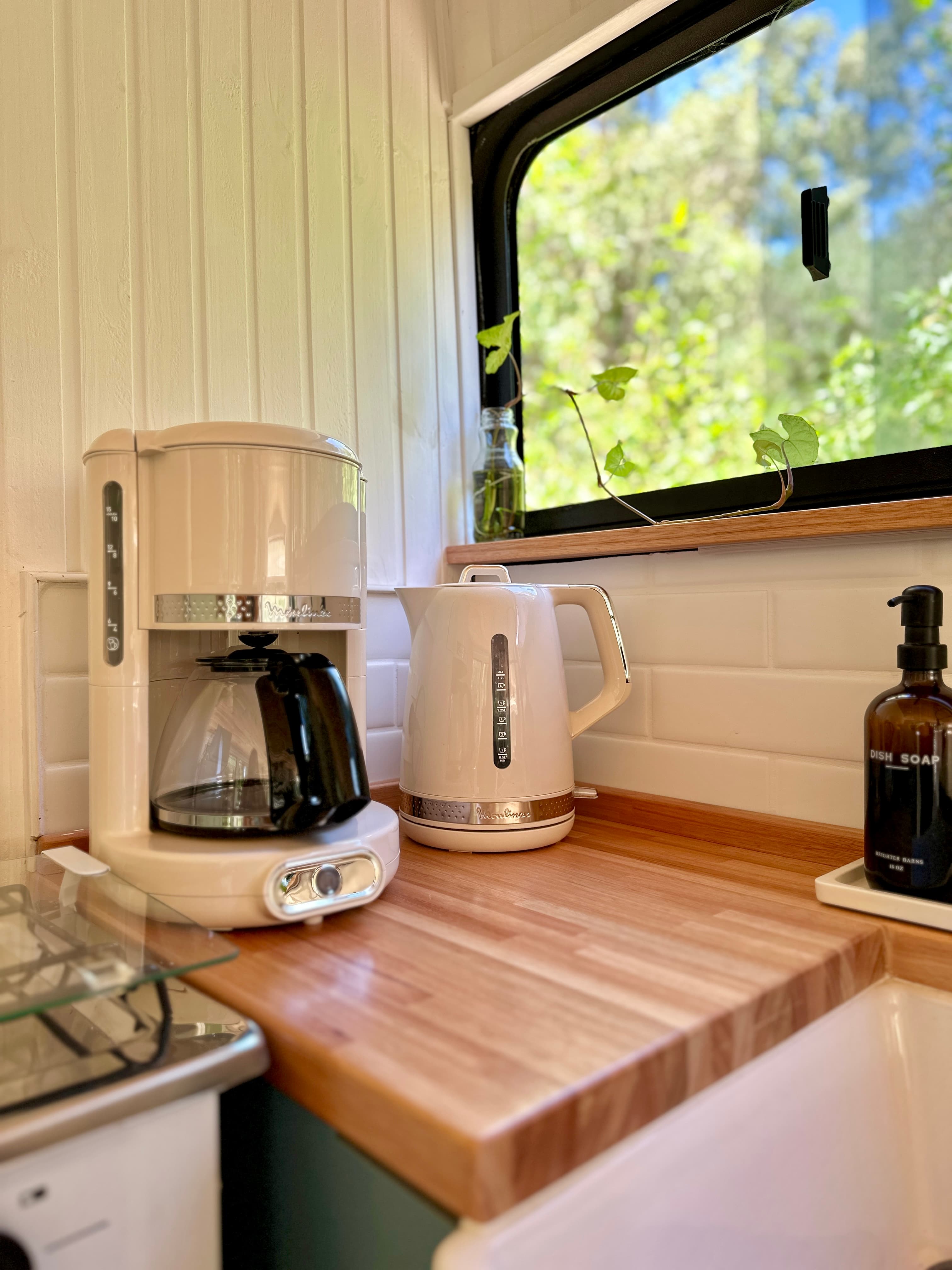 Jarra eléctrica y cafetera — Moulinex en BondiHouse