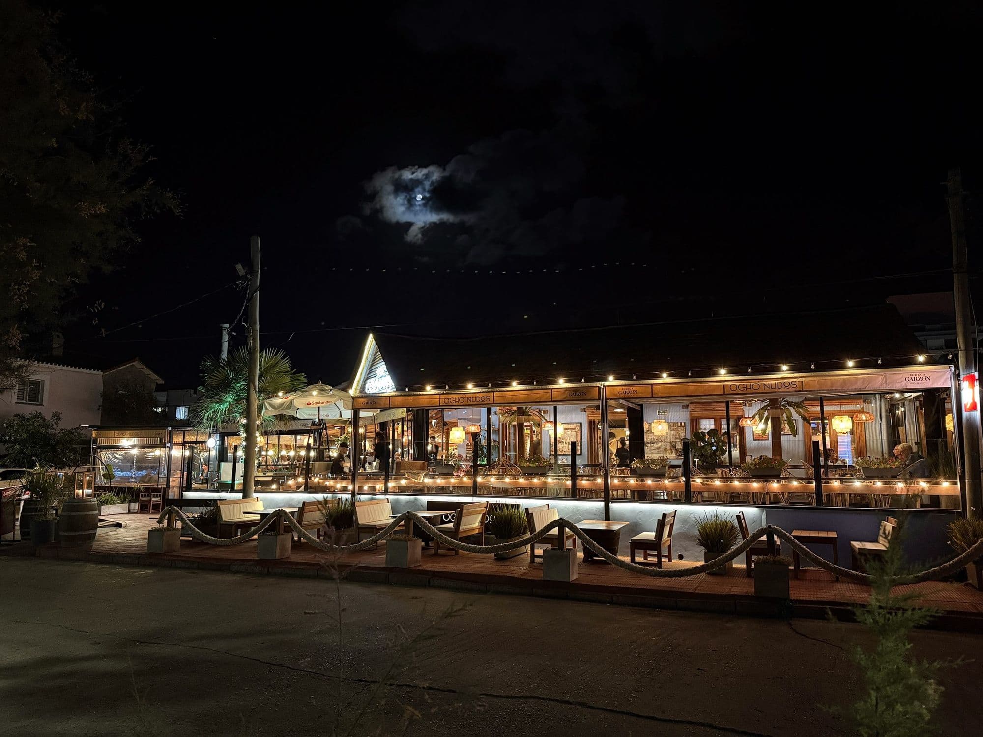 Fachada de 8 Nudos de noche, iluminada con guirnaldas de luces en Piriápolis