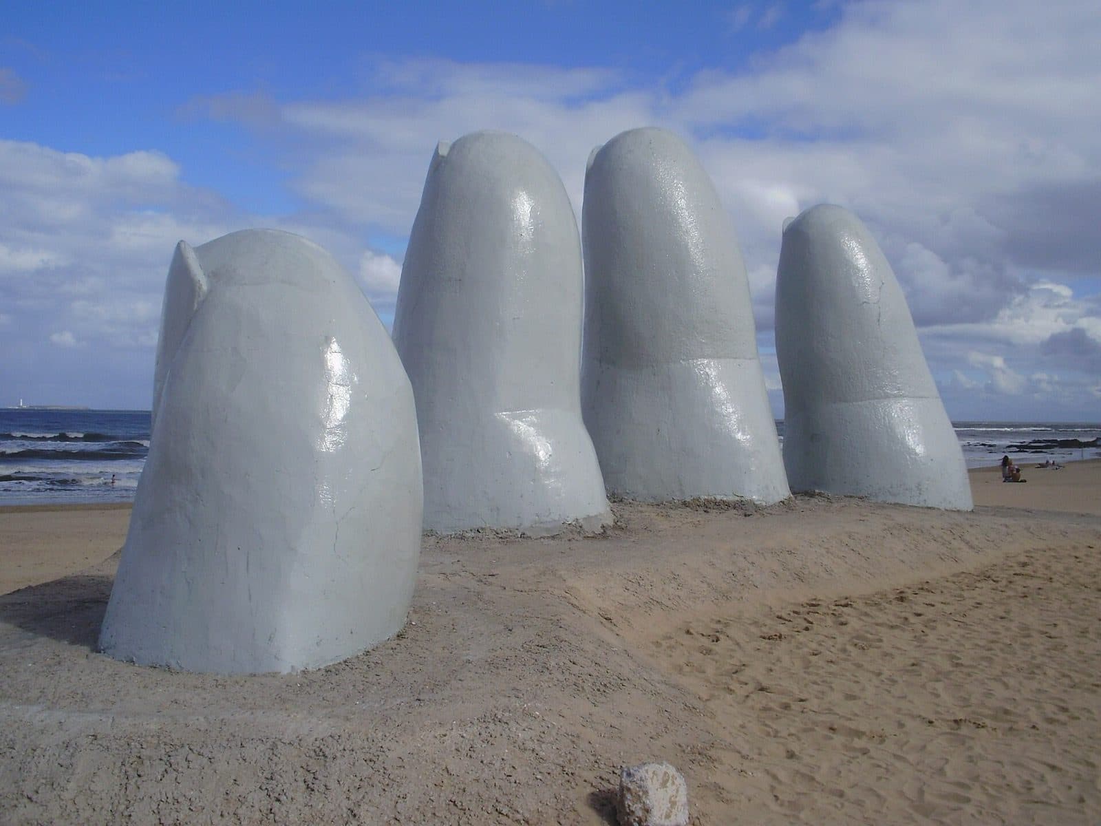 La Mano de Punta del Este, los dedos de cemento saliendo de la arena
