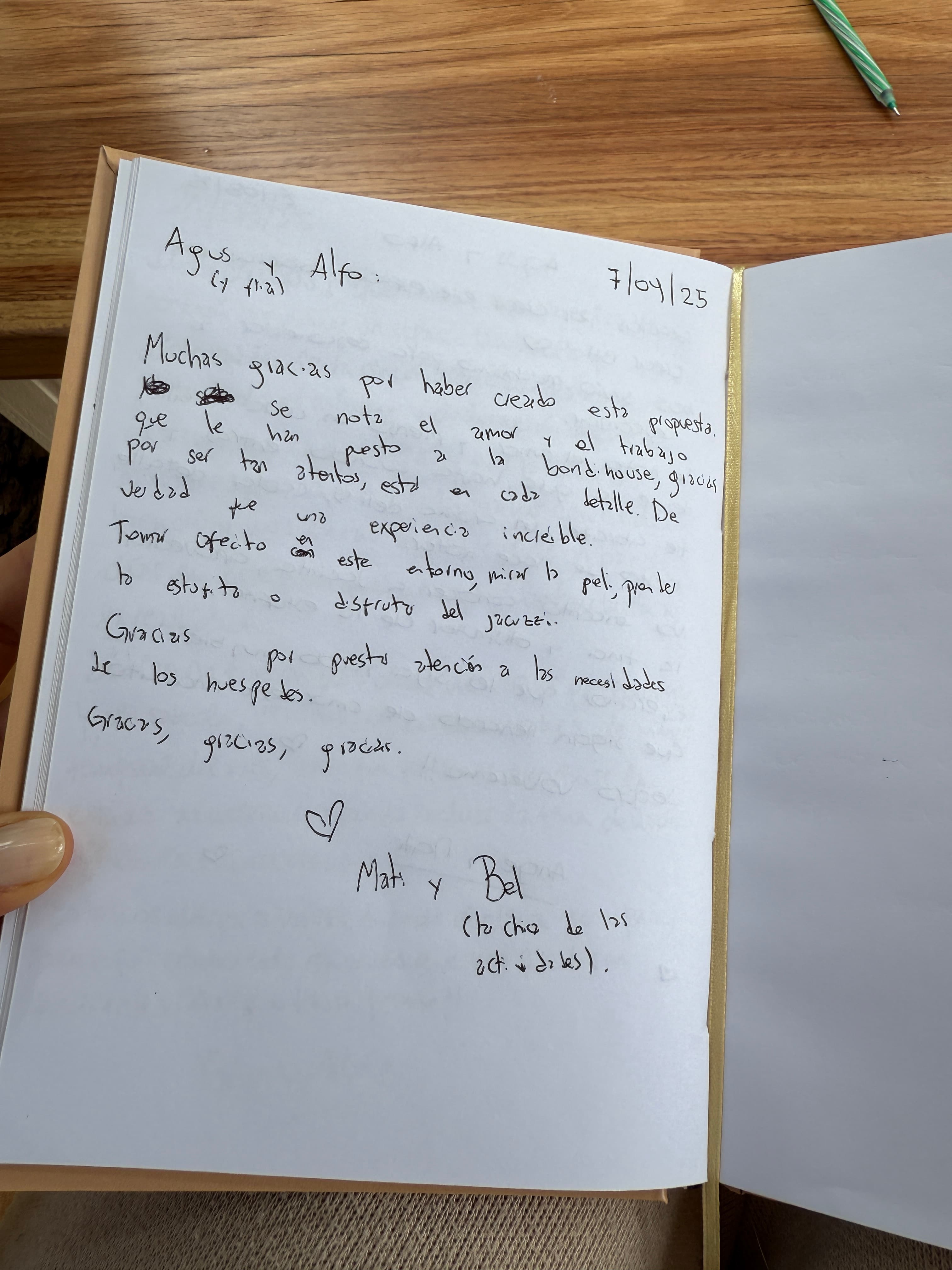 Recuerdo escrito a mano en el librito de huéspedes del BondiHouse