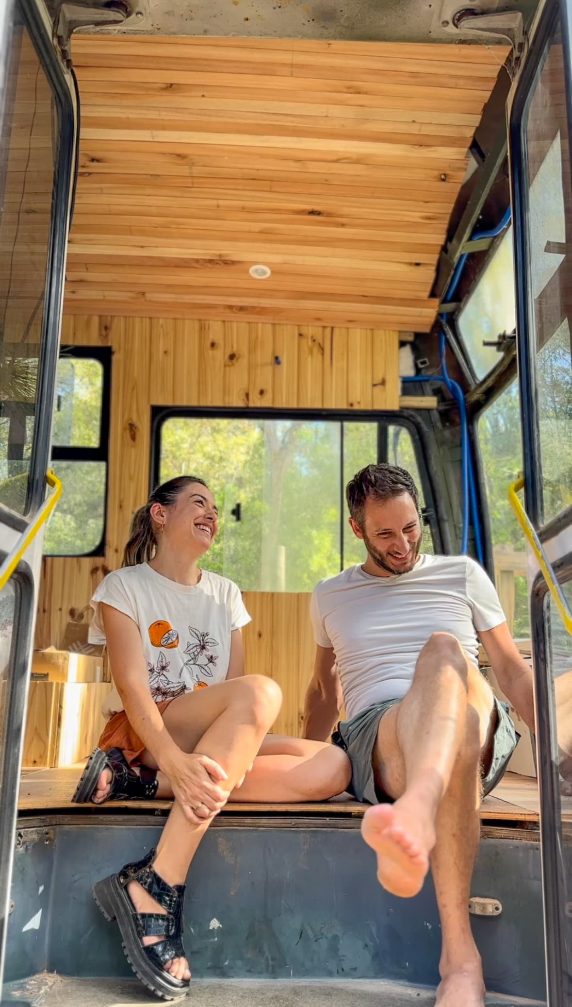 Agustina y Alfonso riendo en la entrada del BondiHouse durante la construcción — los creadores del proyecto