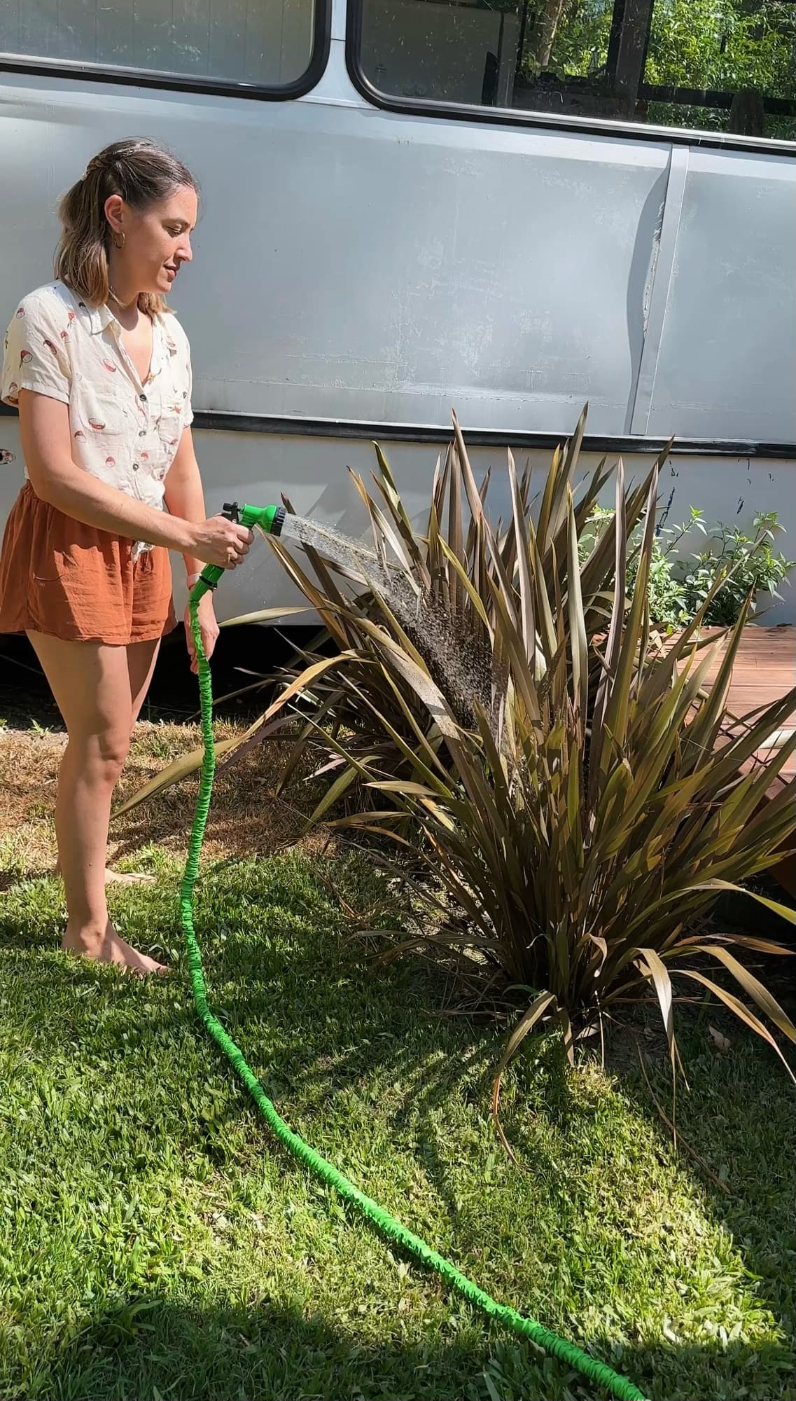 Agustina cuidando el jardín del BondiHouse