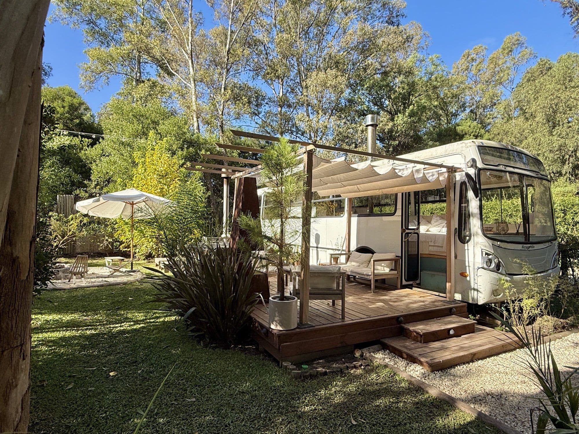 BondiHouse — tiny house construida en un ómnibus Mascarello, rodeada de naturaleza en Sauce de Portezuelo, Uruguay