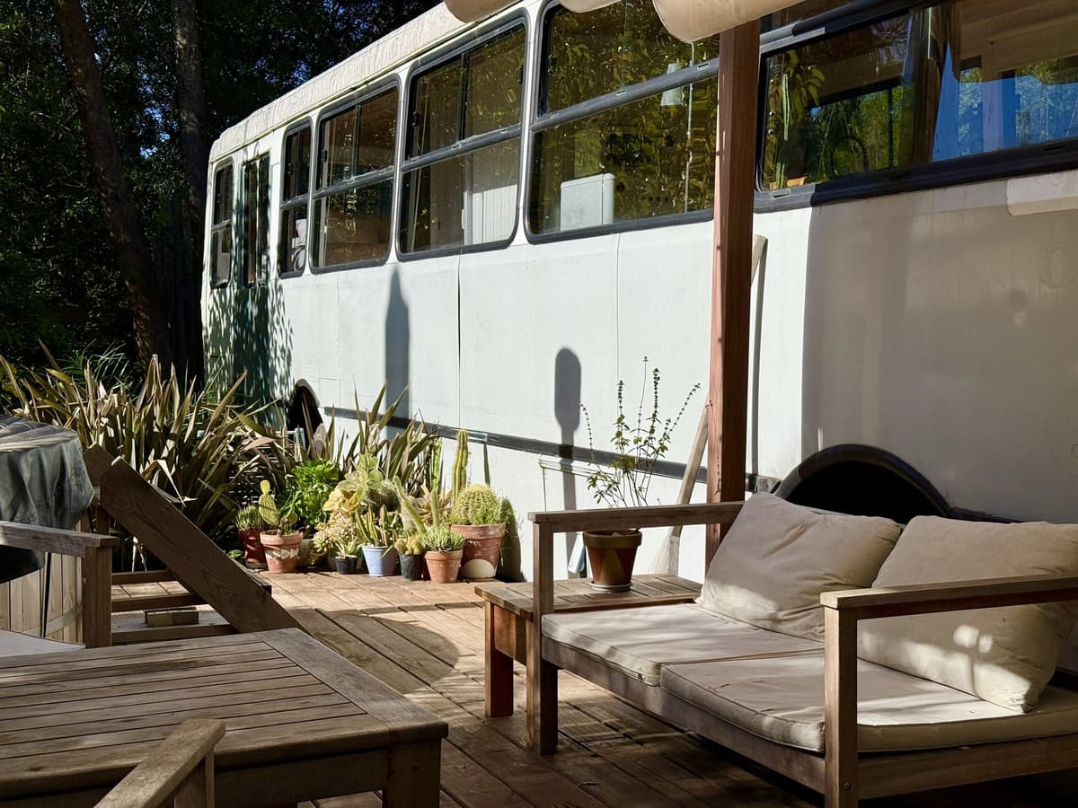El deck del Bondi con el living exterior y el rincón de cactus y suculentas en macetas junto al bus