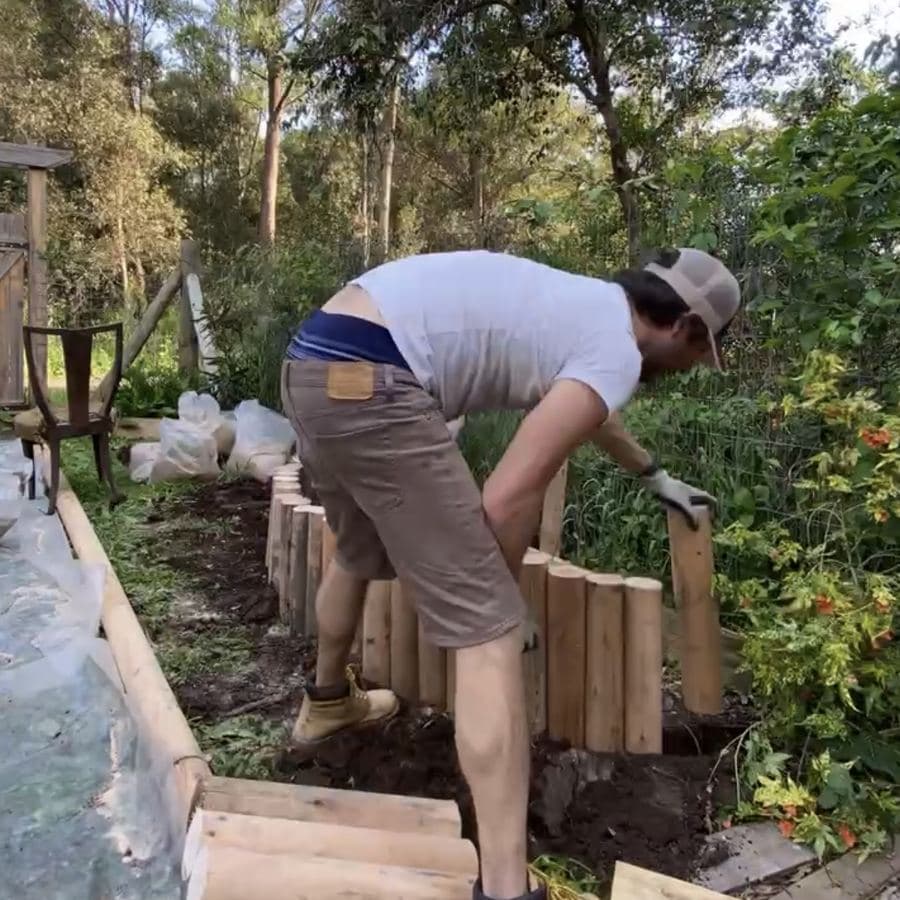 Alfo parando los polines del primer nivel dentro de la zanja