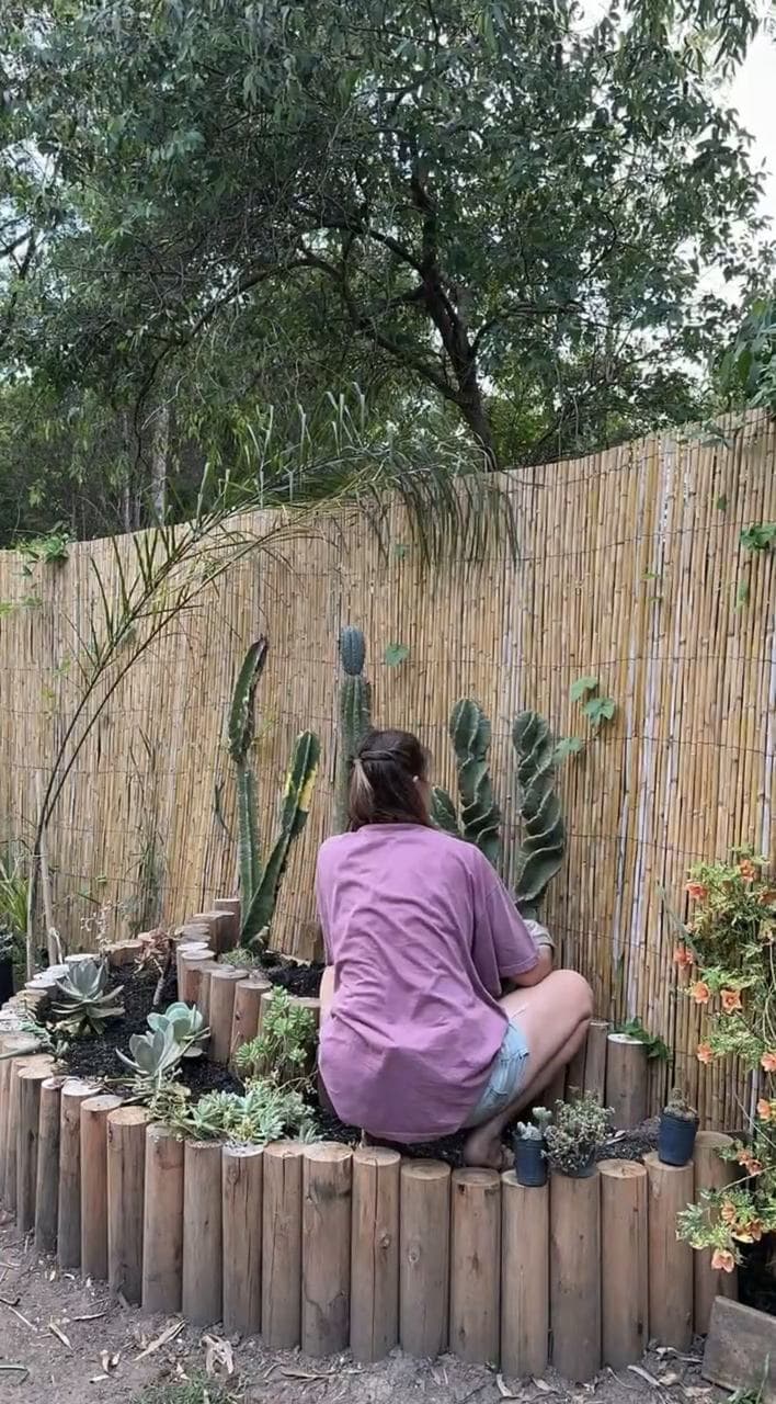 Agus plantando suculentas en el nivel de adelante