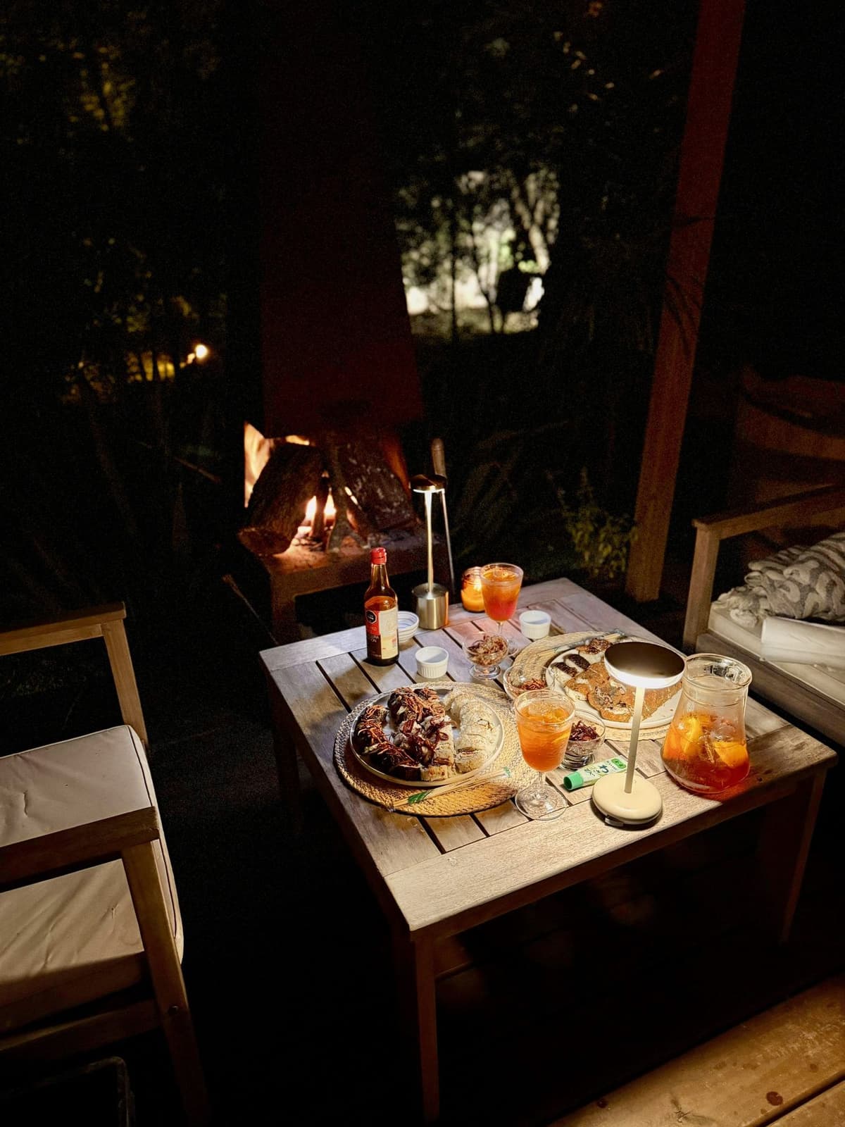 Cena de huéspedes en el deck del Bondi, junto a la estufa exterior encendida
