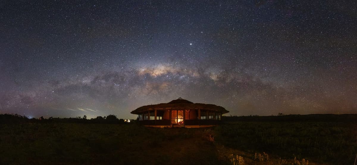 La Vía Láctea en las sierras de Rocha, sobre una casa de campo